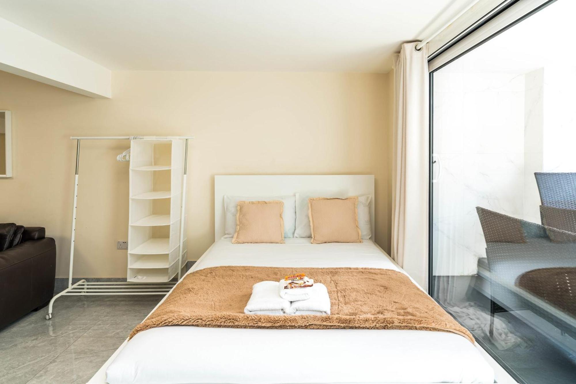 Holiday home Huge Fully Equipped Studio 1 Min From Tube Station London