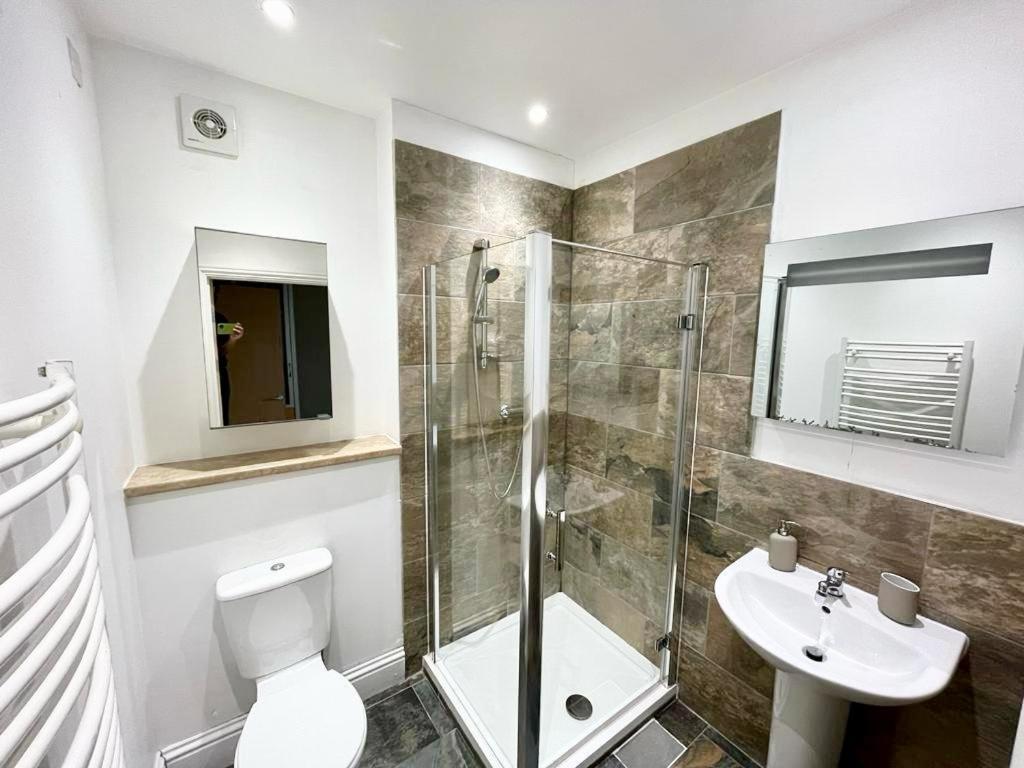 Appartement Modern Flat Near Transports Londen