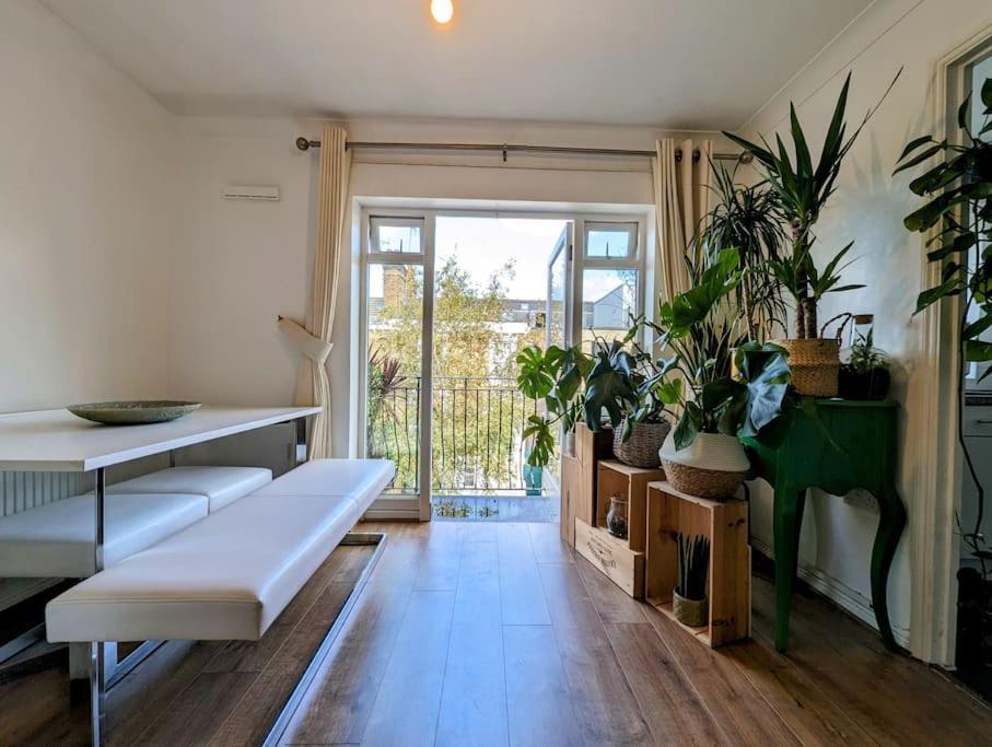 Apartamento Large, Plant Filled Flat With Balcony *