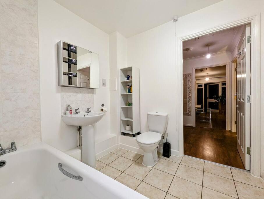 Appartement Large, Plant Filled Flat With Balcony Londen
