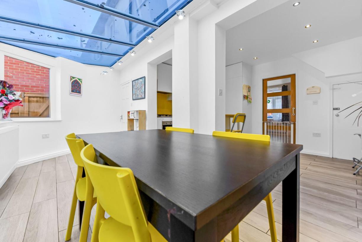 Holiday home Family House In The Heart Of Hanwell With 5 Stars!