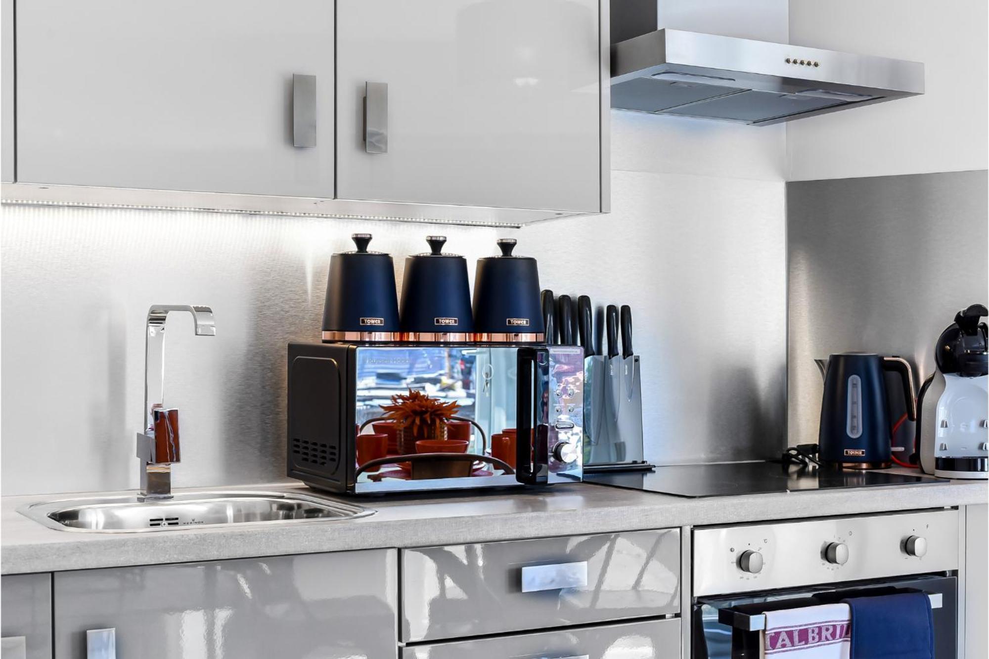 Beautiful, Stylish & Modern - Great For Transport! Apartment