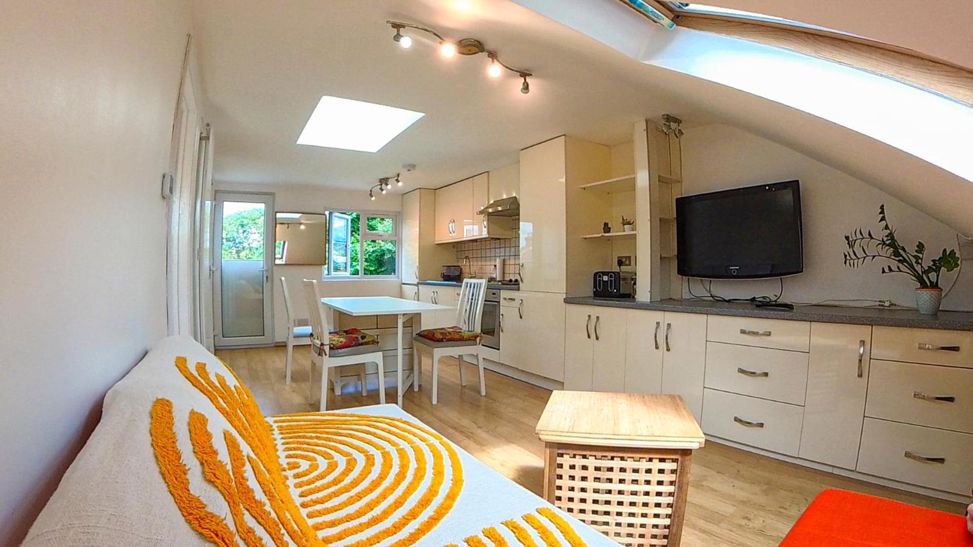 Apartment 1 Bed Attic Flat With Easy Reach To Centre