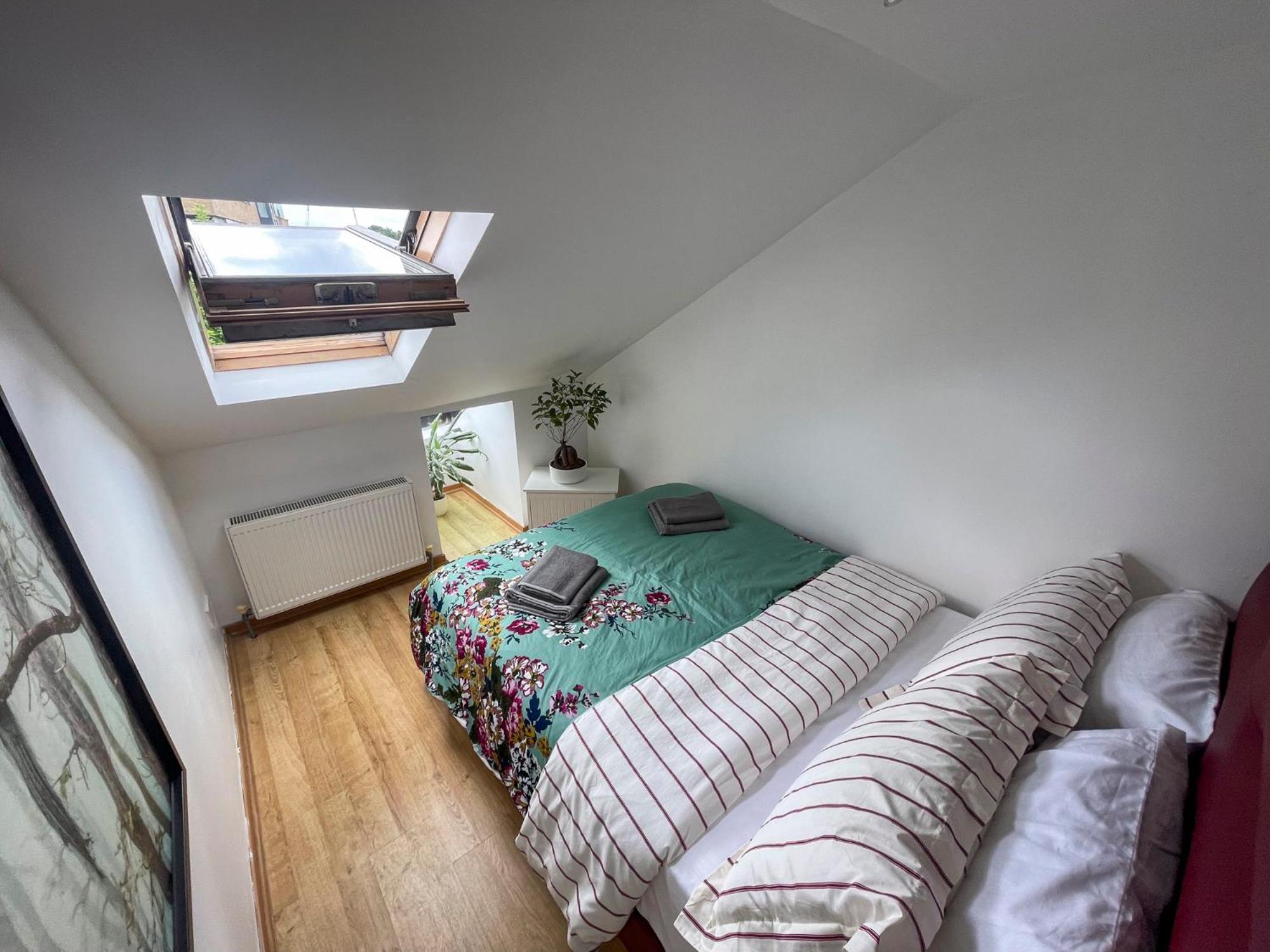 1 Bed Attic Flat With Easy Reach To Centre Apartment