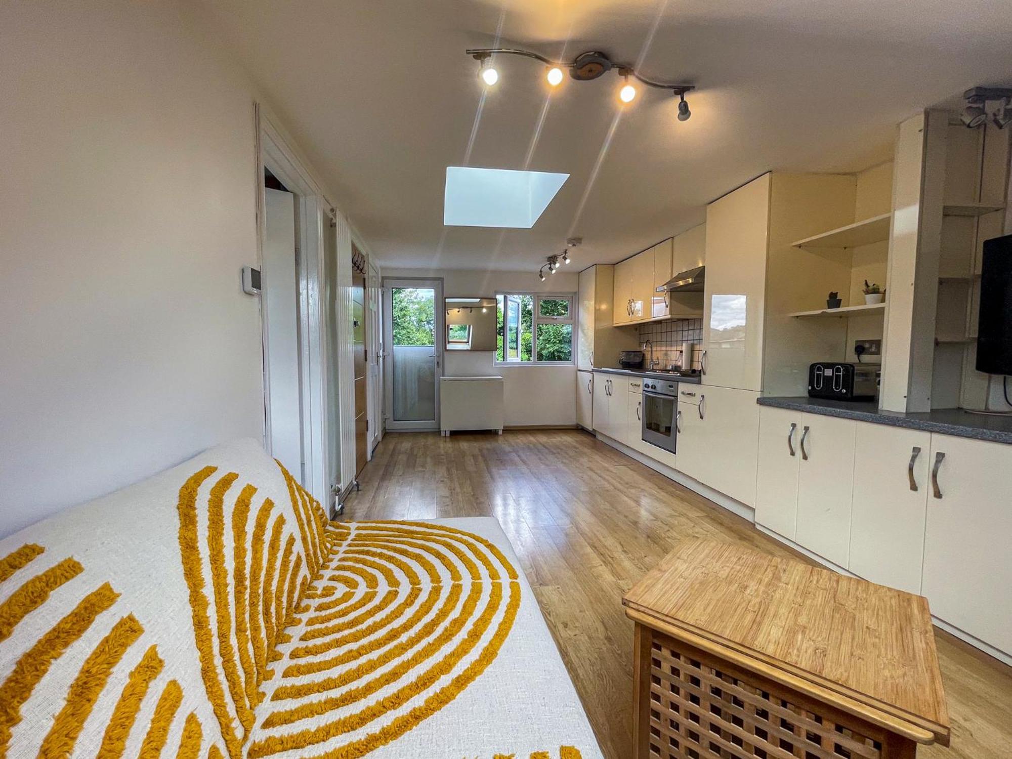 Apartment 1 Bed Attic Flat With Easy Reach To Centre *