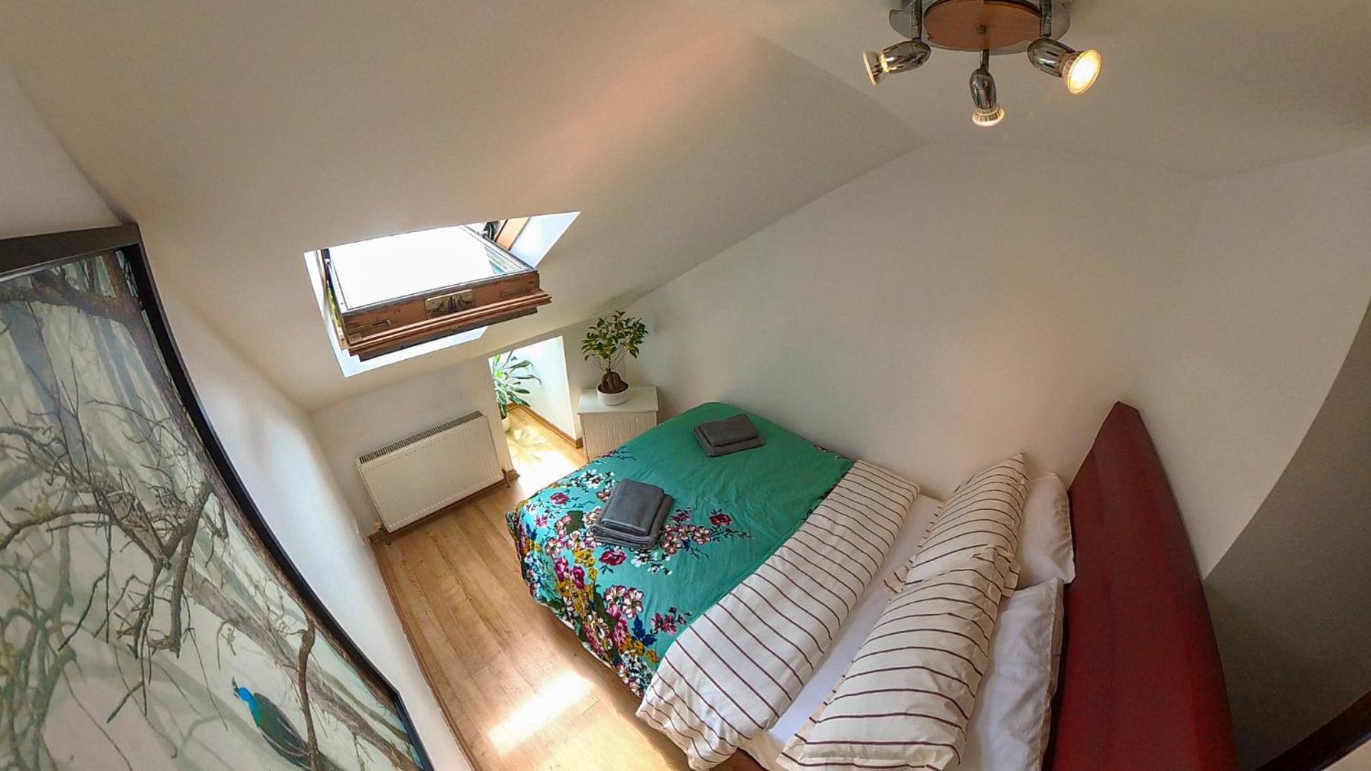 1 Bed Attic Flat With Easy Reach To Centre Apartment London