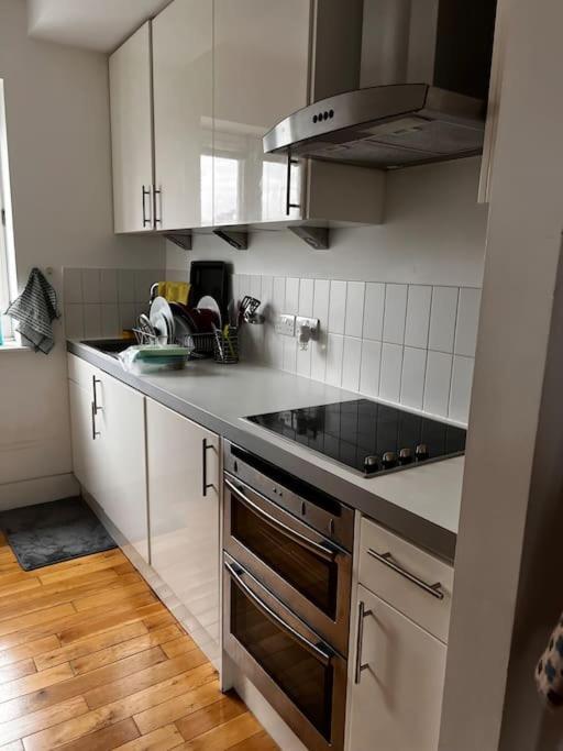 Apartment , Bright And Modern Flat Up To 4 People London