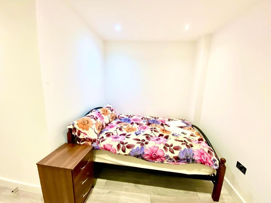 Apartment Comfortable One Bedroom Flat With Car Park In London