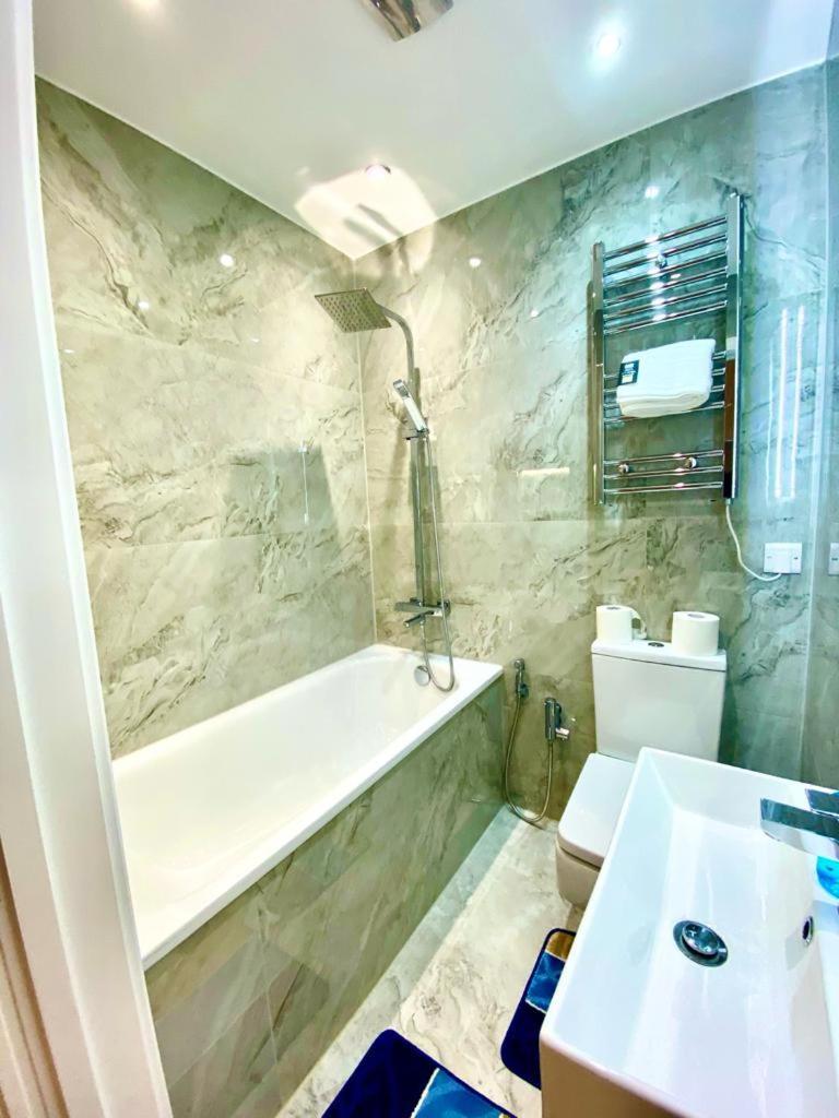 Comfortable One Bedroom Flat With Car Park In * London