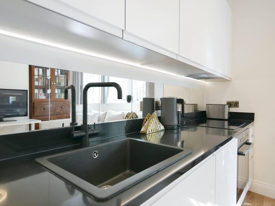 Newly Refurbished 2 Bed In Paddington Appartement Londen