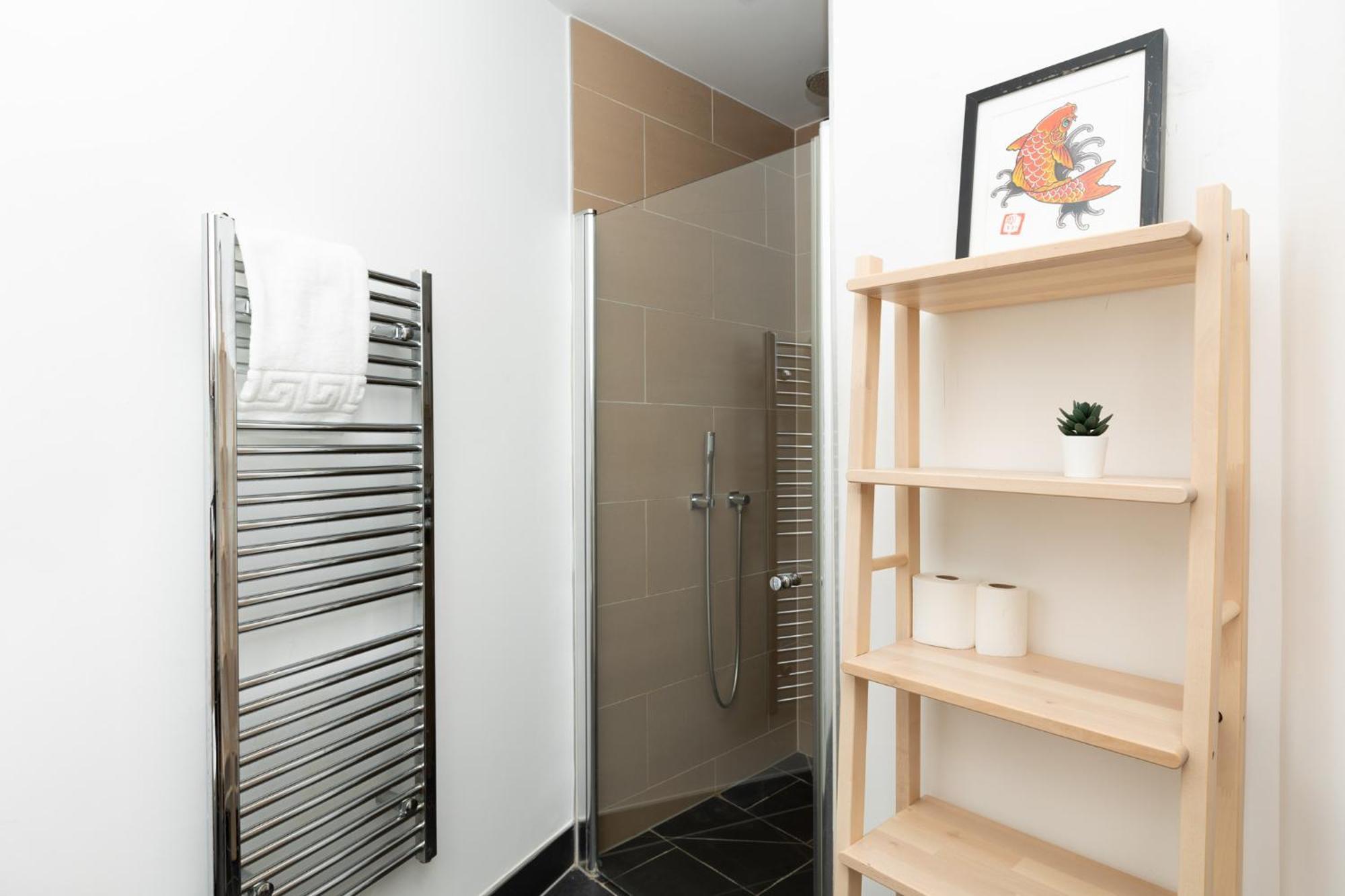 Bright & Cozy 1 Bdr Apt Wcharming Private Terrace * Londen