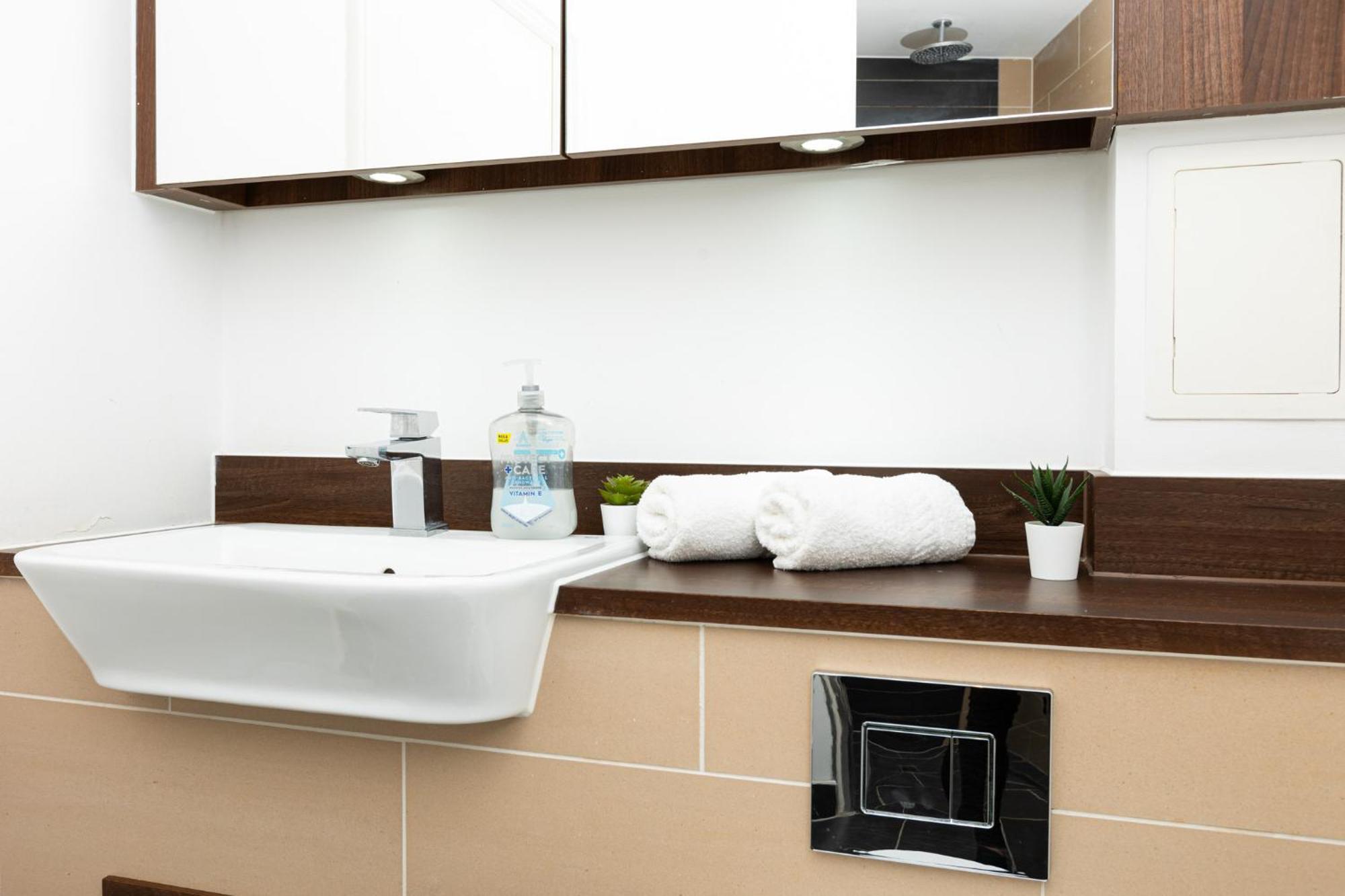 Bright & Cozy 1 Bdr Apt Wcharming Private Terrace * Londen