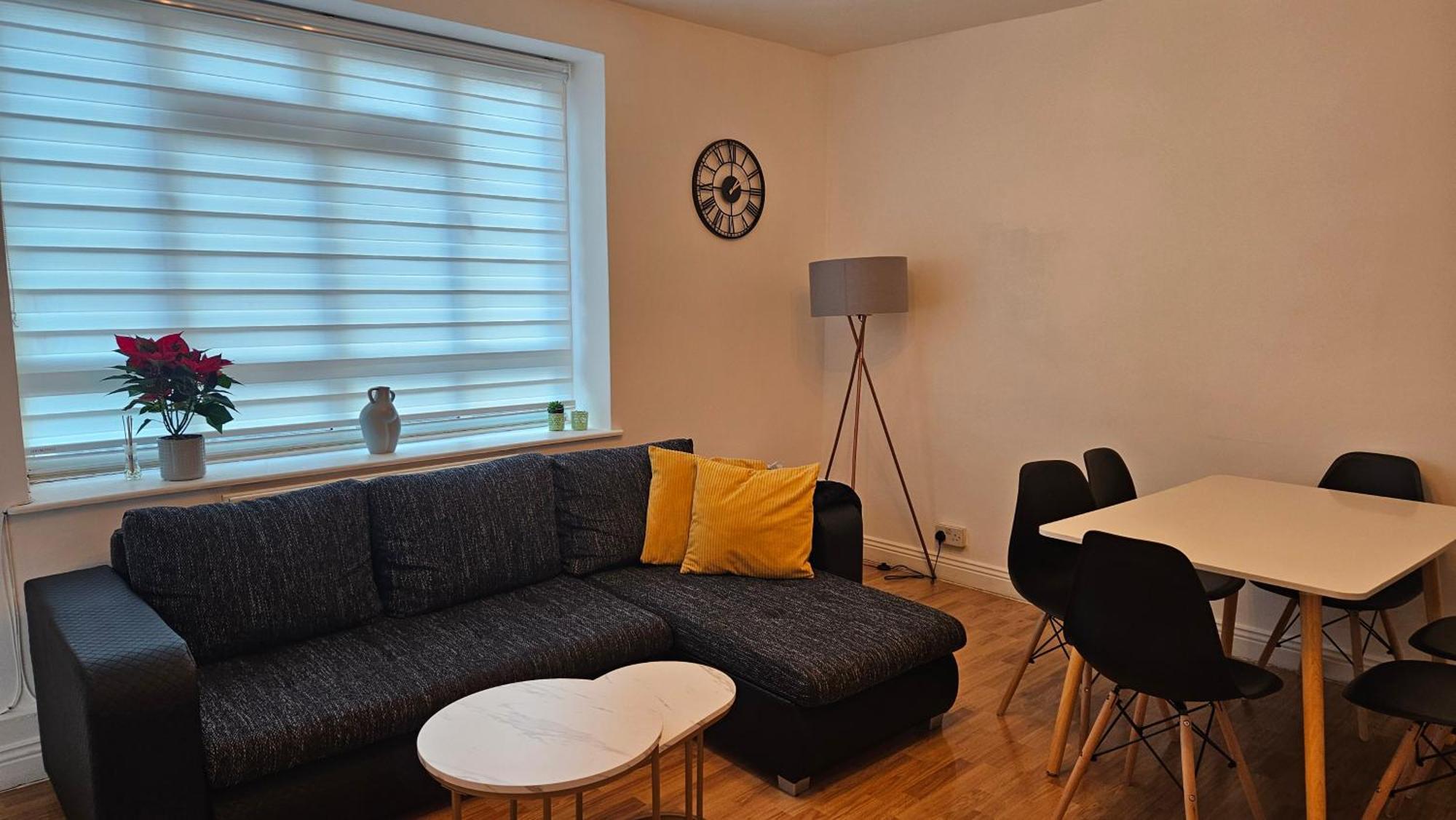 Apartment Spacious Two Bedroom In Battersea, Free Parking