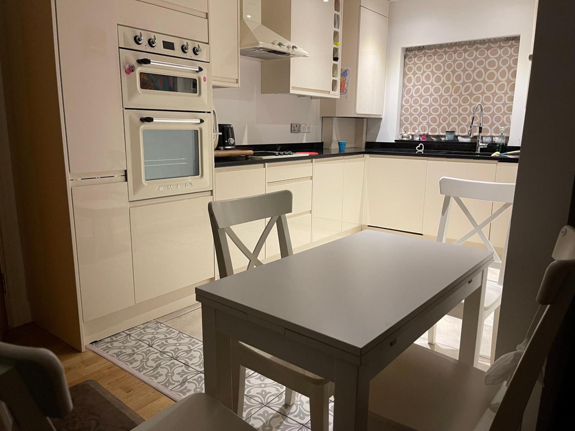 Luxury 4 Bedroom House With 4 Bathrooms - Elizabeth Line & Acton Stations At Walking Distance Villa *