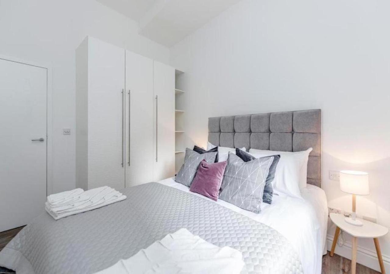 White Piccadilly Luxury Flat London