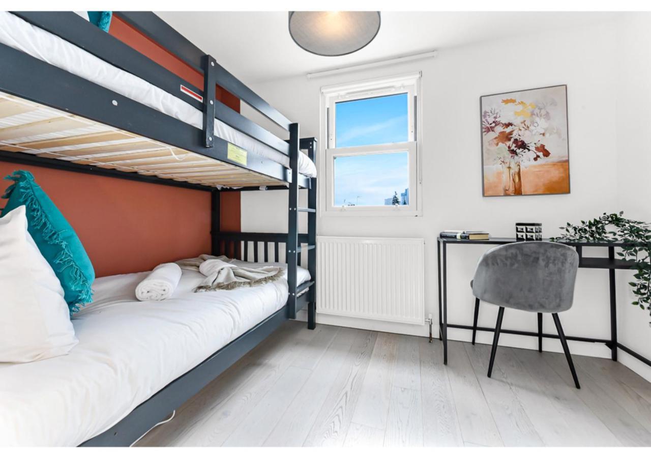 Earth Tones & Greenery: 4br Flat Sleeps 8 Londen