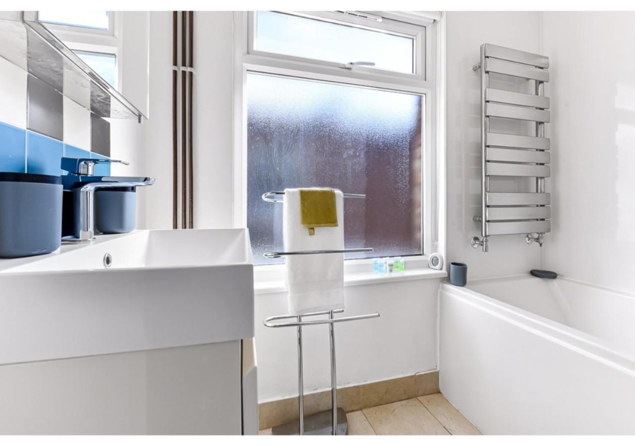 Apartamento Earth Tones & Greenery: 4br Flat Sleeps 8 Londres