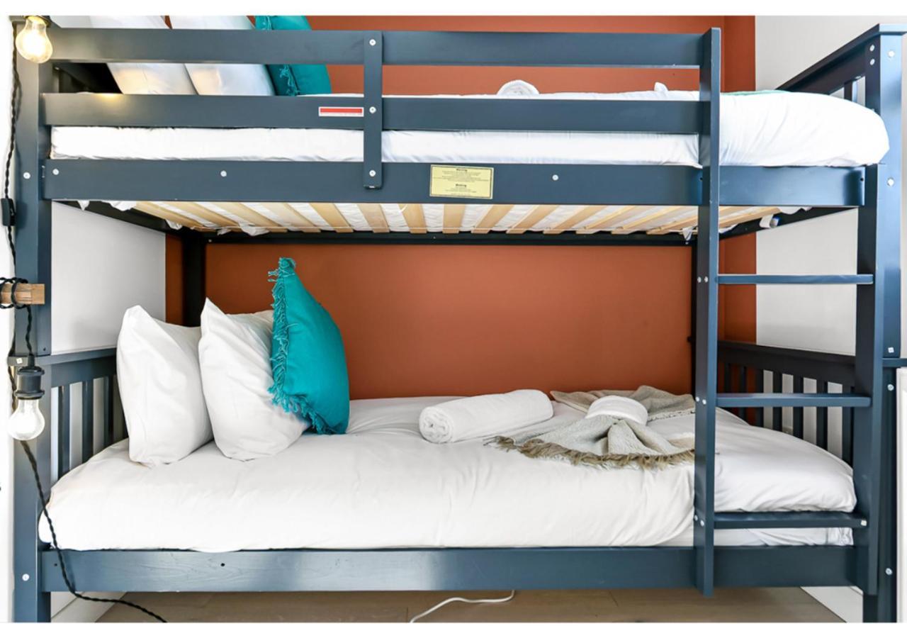 Earth Tones & Greenery: 4br Flat Sleeps 8 Londen