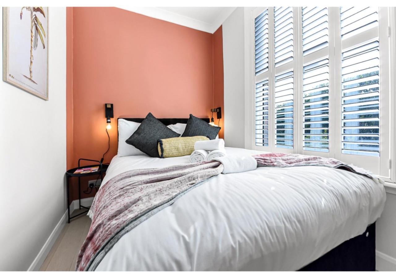 Earth Tones & Greenery: 4br Flat Sleeps 8 Apartamento Londres