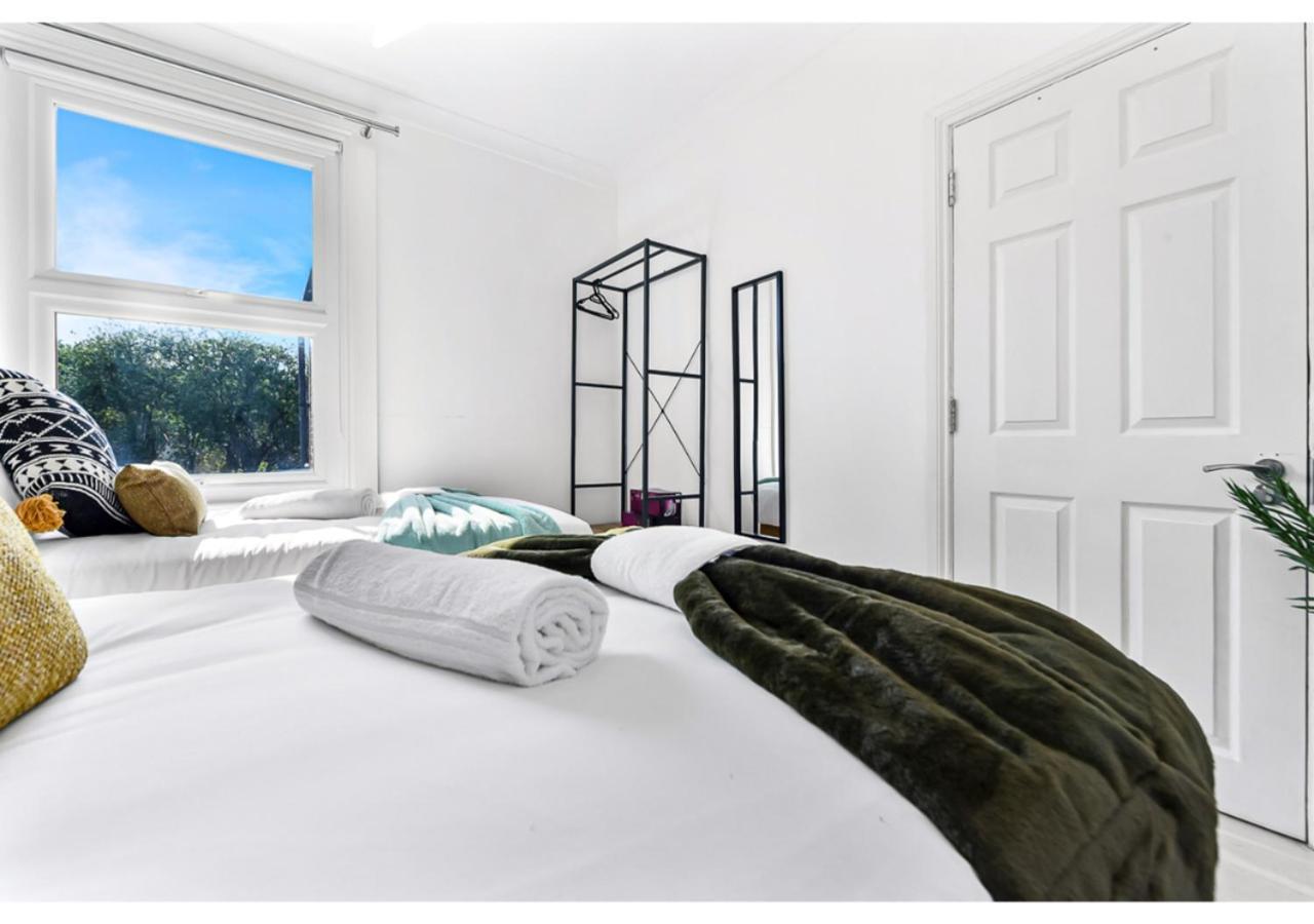 Earth Tones & Greenery: 4br Flat Sleeps 8 Apartamento *