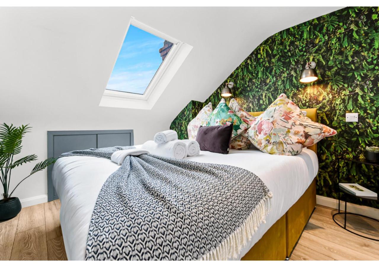 Earth Tones & Greenery: 4br Flat Sleeps 8 Apartamento