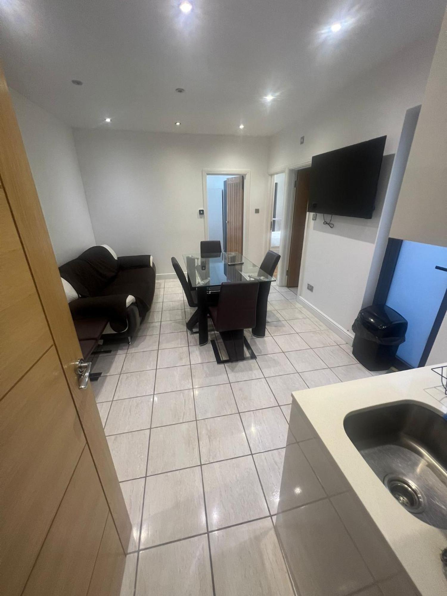 N8, Modern 2 Bedroom Apartment *