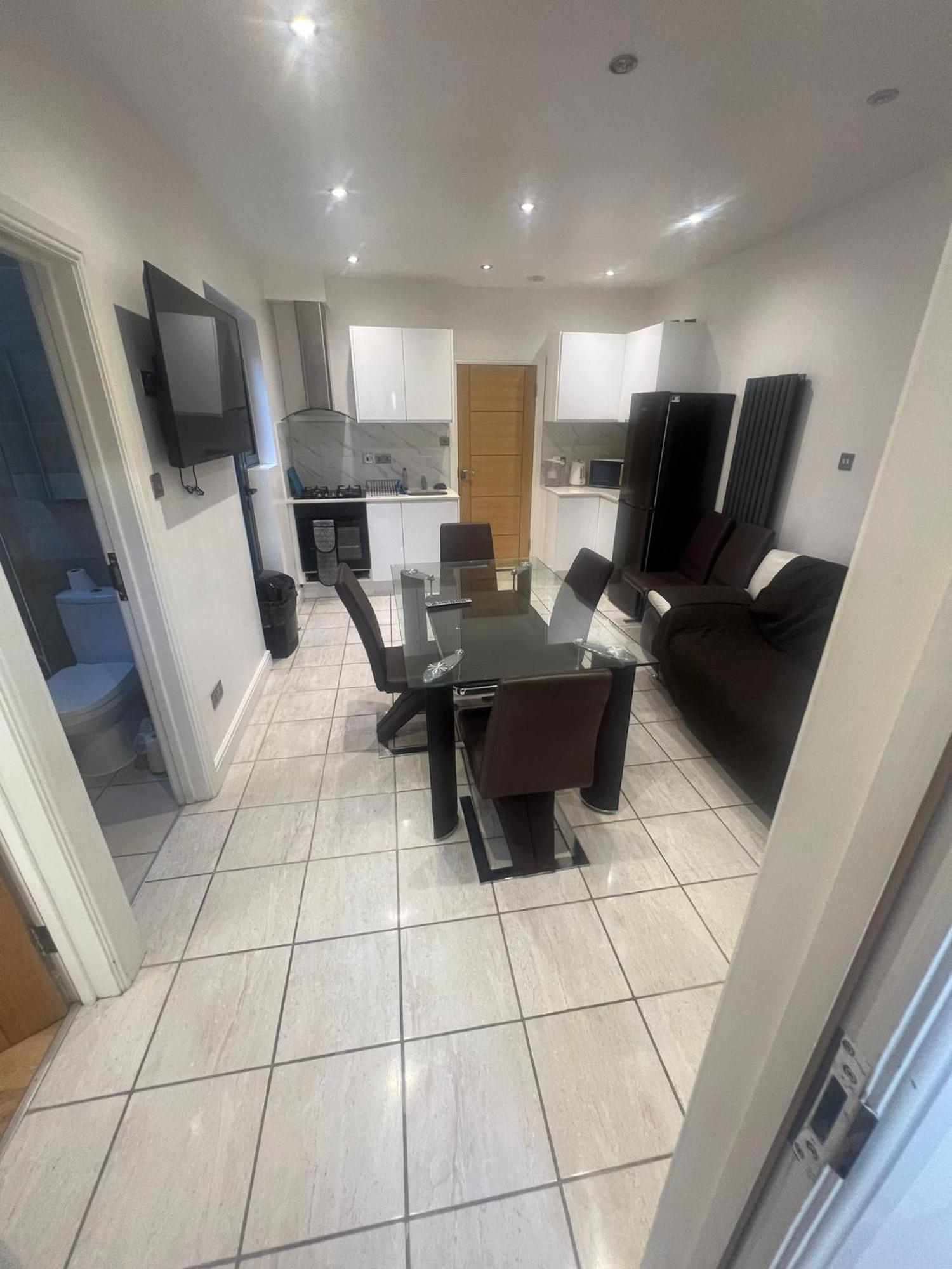 N8, Modern 2 Bedroom * London