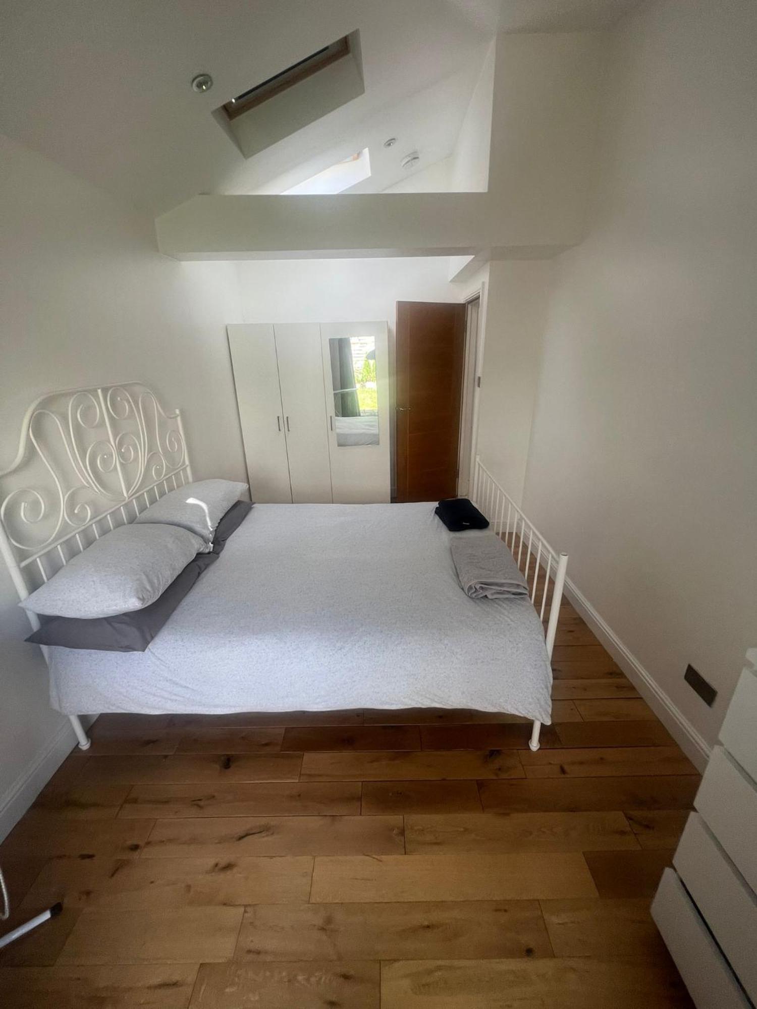 N8, Modern 2 Bedroom Apartment *