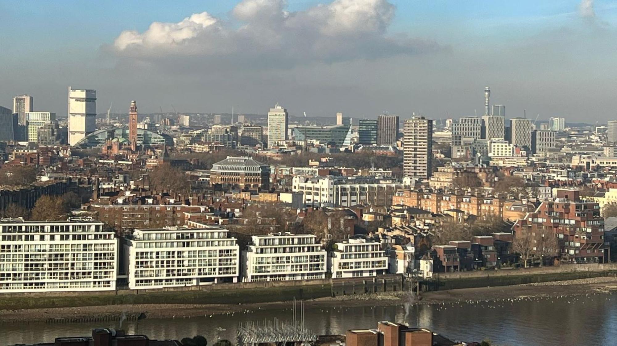 New 2 Bedroom Flat Riverview Balcony Londres