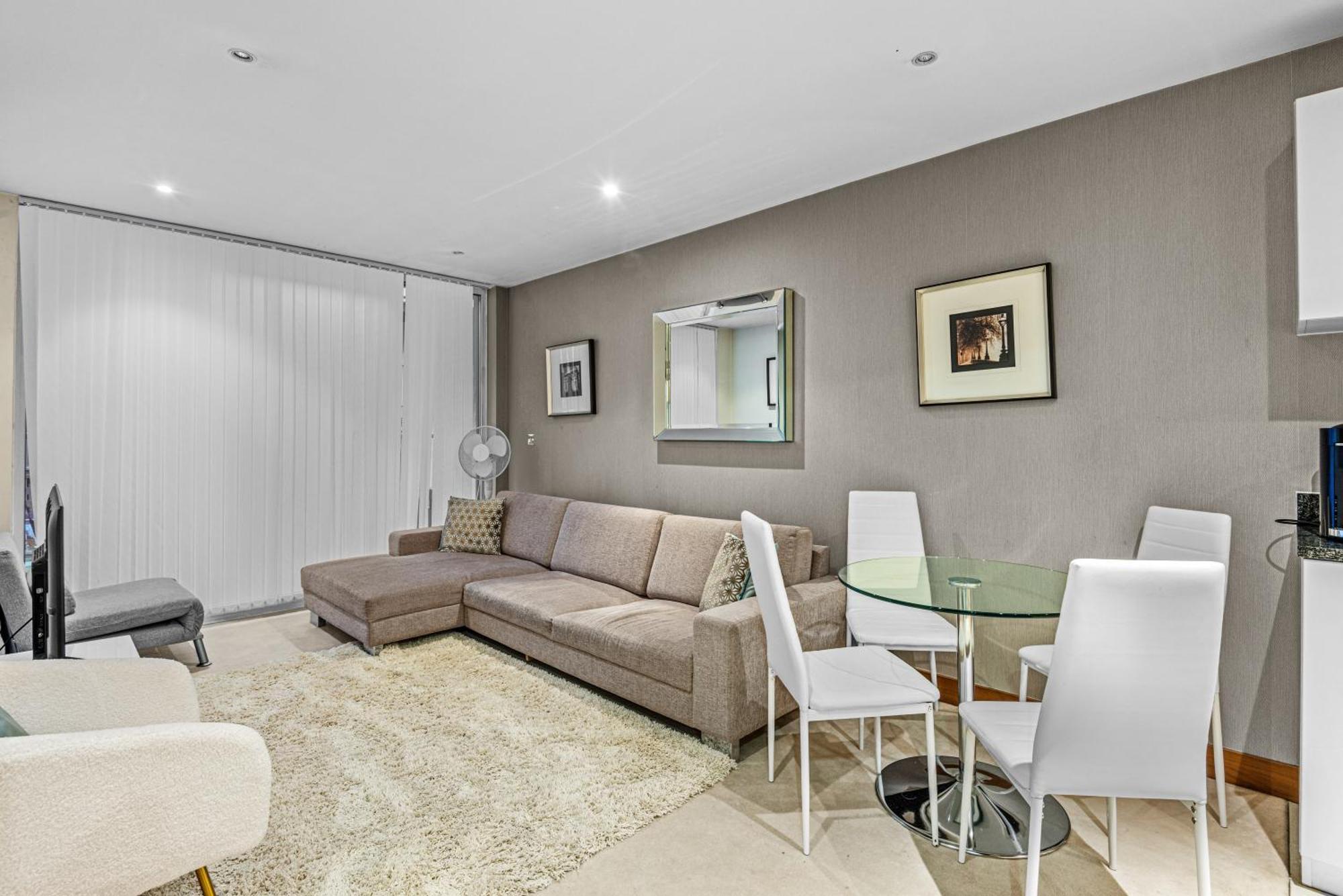 Londwell, Chelsea Living, Flat With Balcony * London