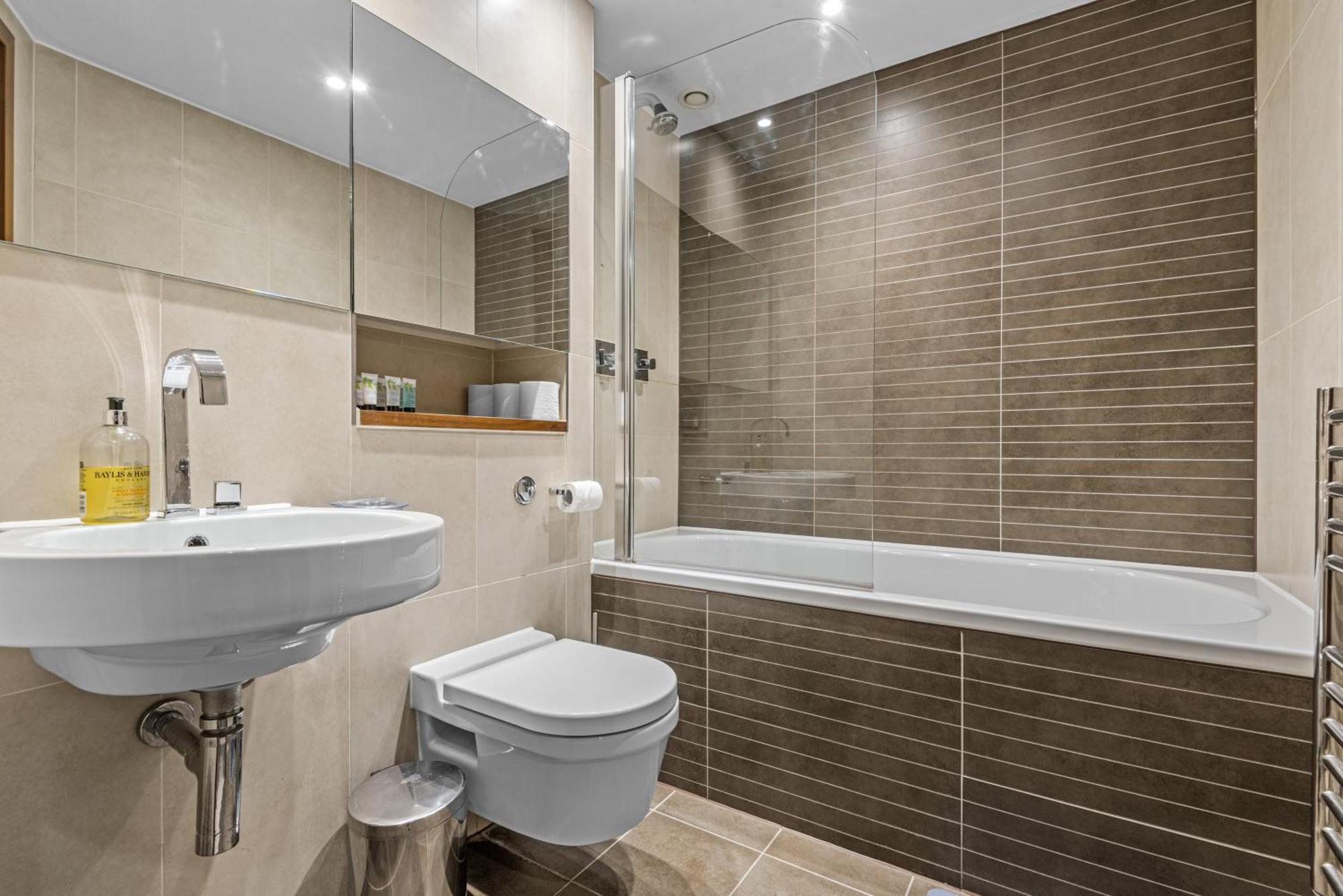 Apartment Londwell, Chelsea Living, Flat With Balcony *