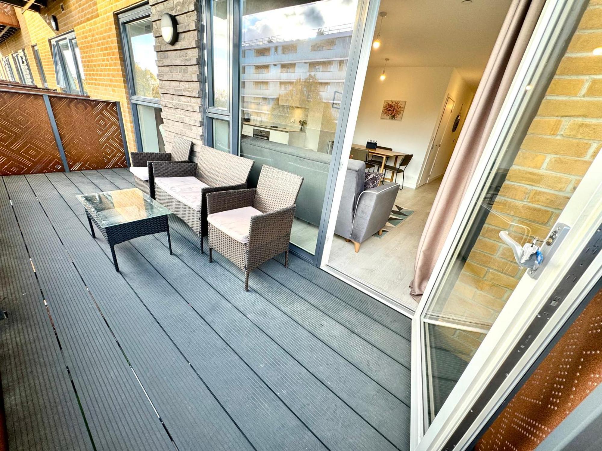 3bedroom, 2bathroom, Balcony,luxury Flat Westfield * Londen