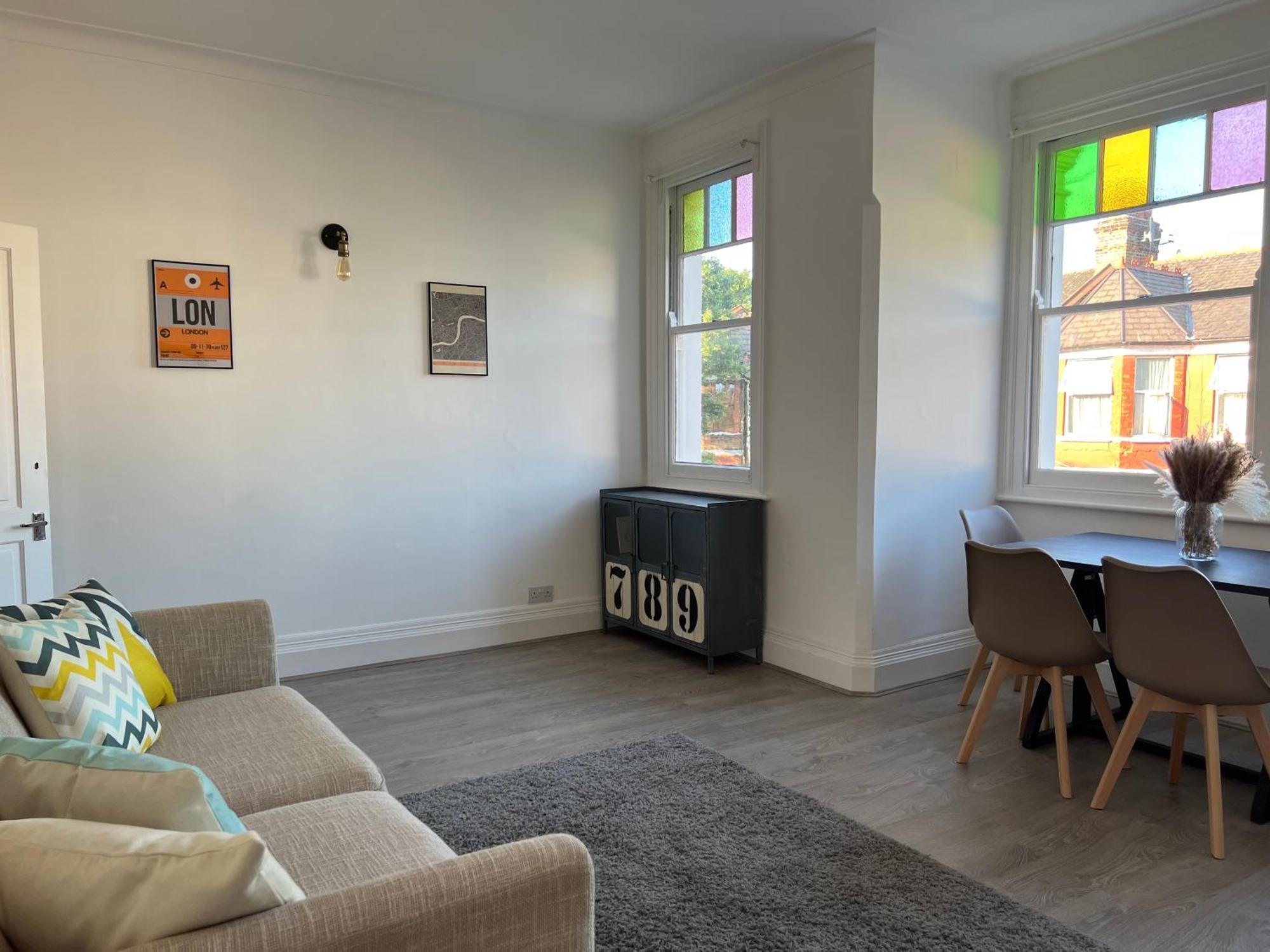 Bright And Stylish 2 Bedroom First Floor Flat *