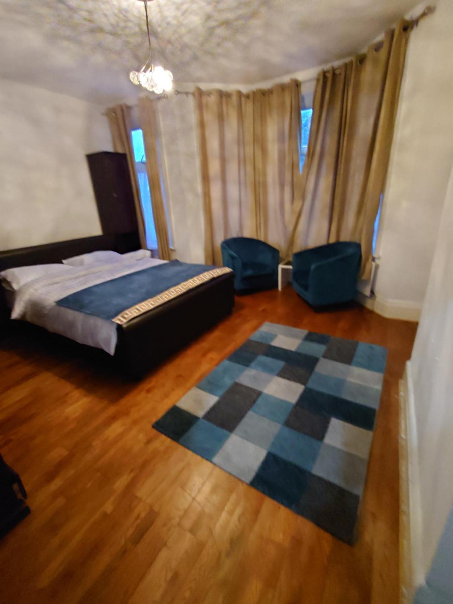 Edwardian 4 Bedrooms With 4 Bathrooms Townhouse, Next To Underground, Accommodates 10 People Ferienhaus London
