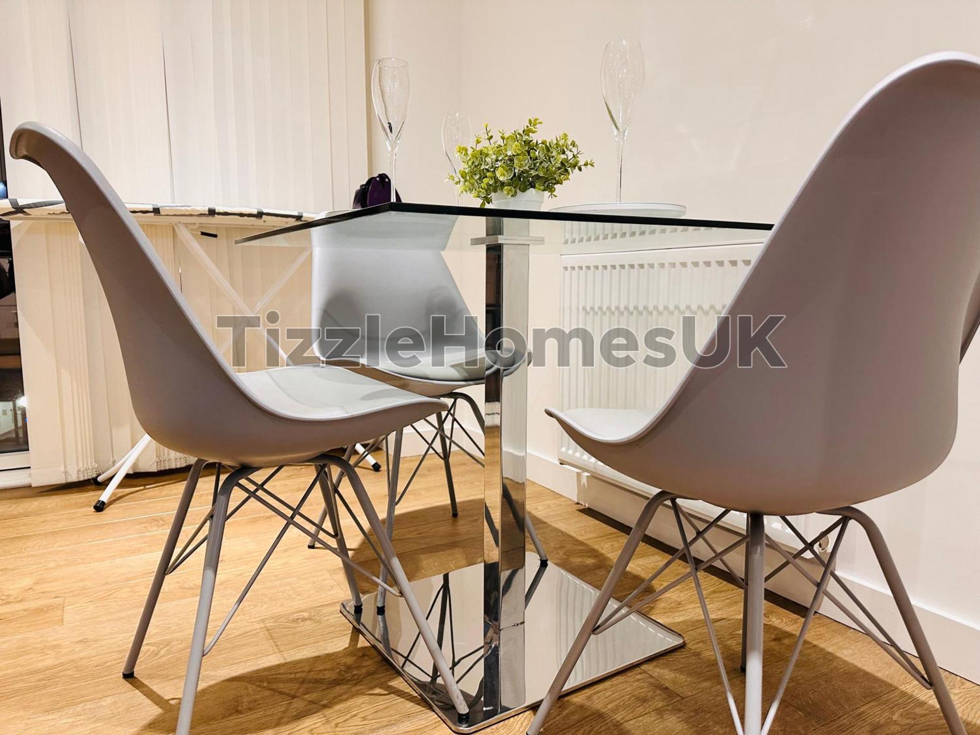 Tizzlehomesuk Apartment *