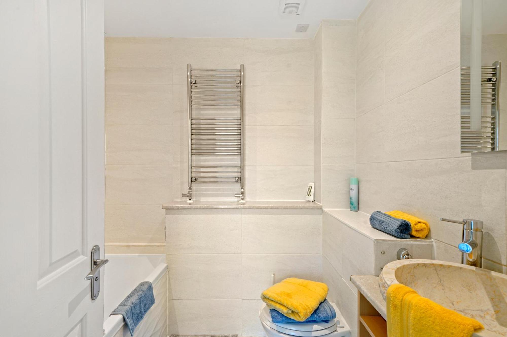 3 Bedroom Mews - Clapham Common - Free Private Parking - Sleeps 5 - Newly Refurbished - Sweetpea & Pillow Сasa de vacaciones Londres