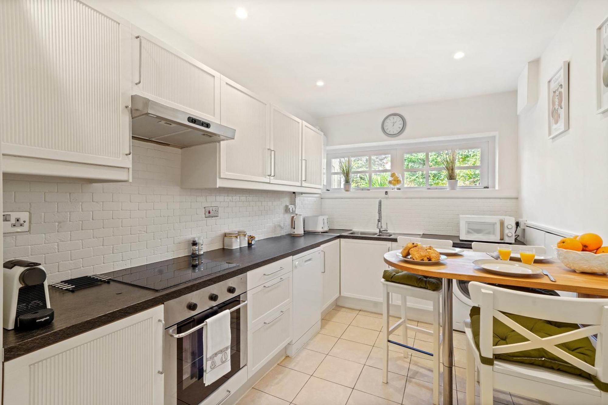 3 Bedroom Mews - Clapham Common - Free Private Parking - Sleeps 5 - Newly Refurbished - Sweetpea & Pillow Сasa de vacaciones *