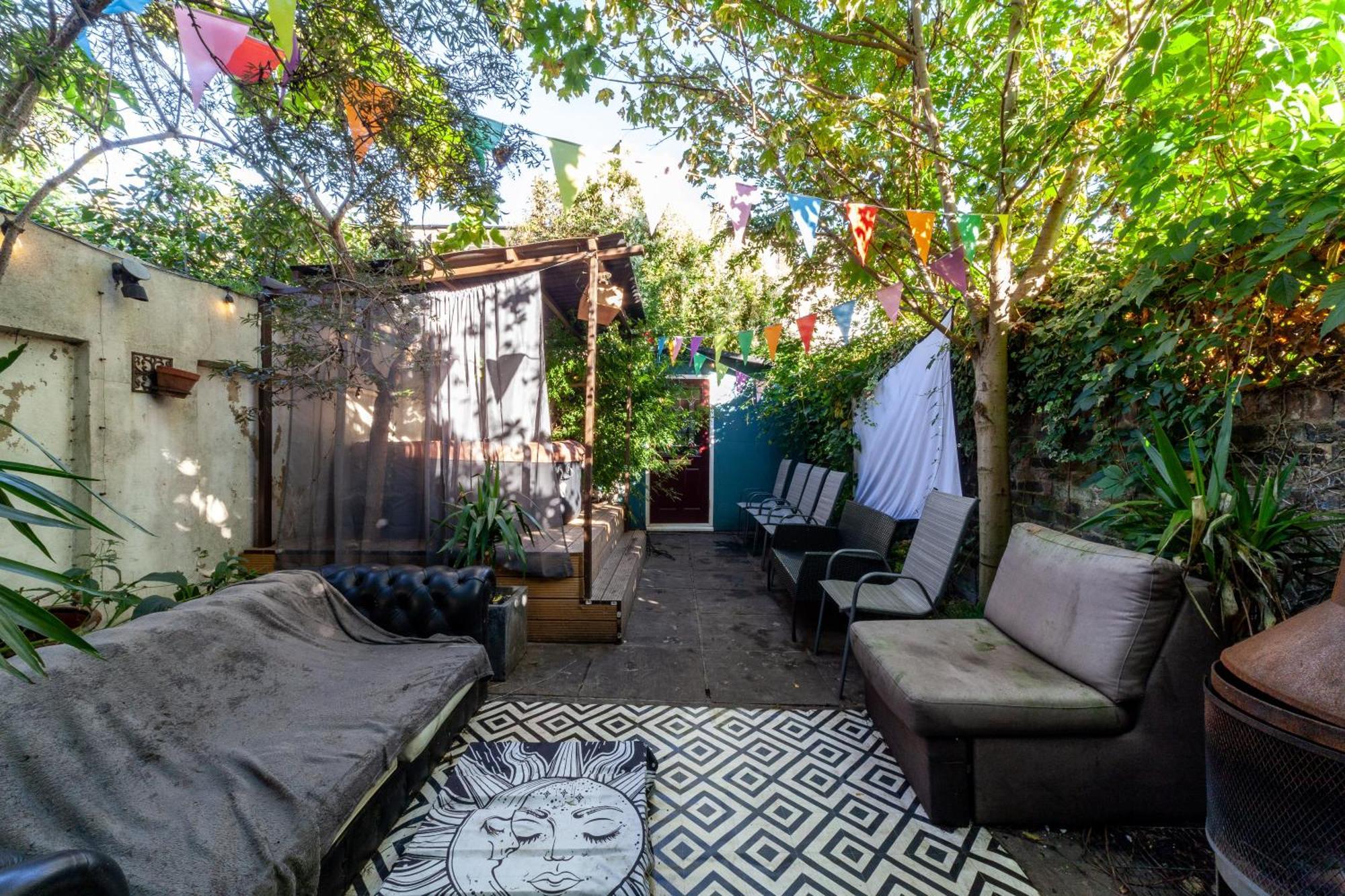 Double W/projector & Garden Hot Tub