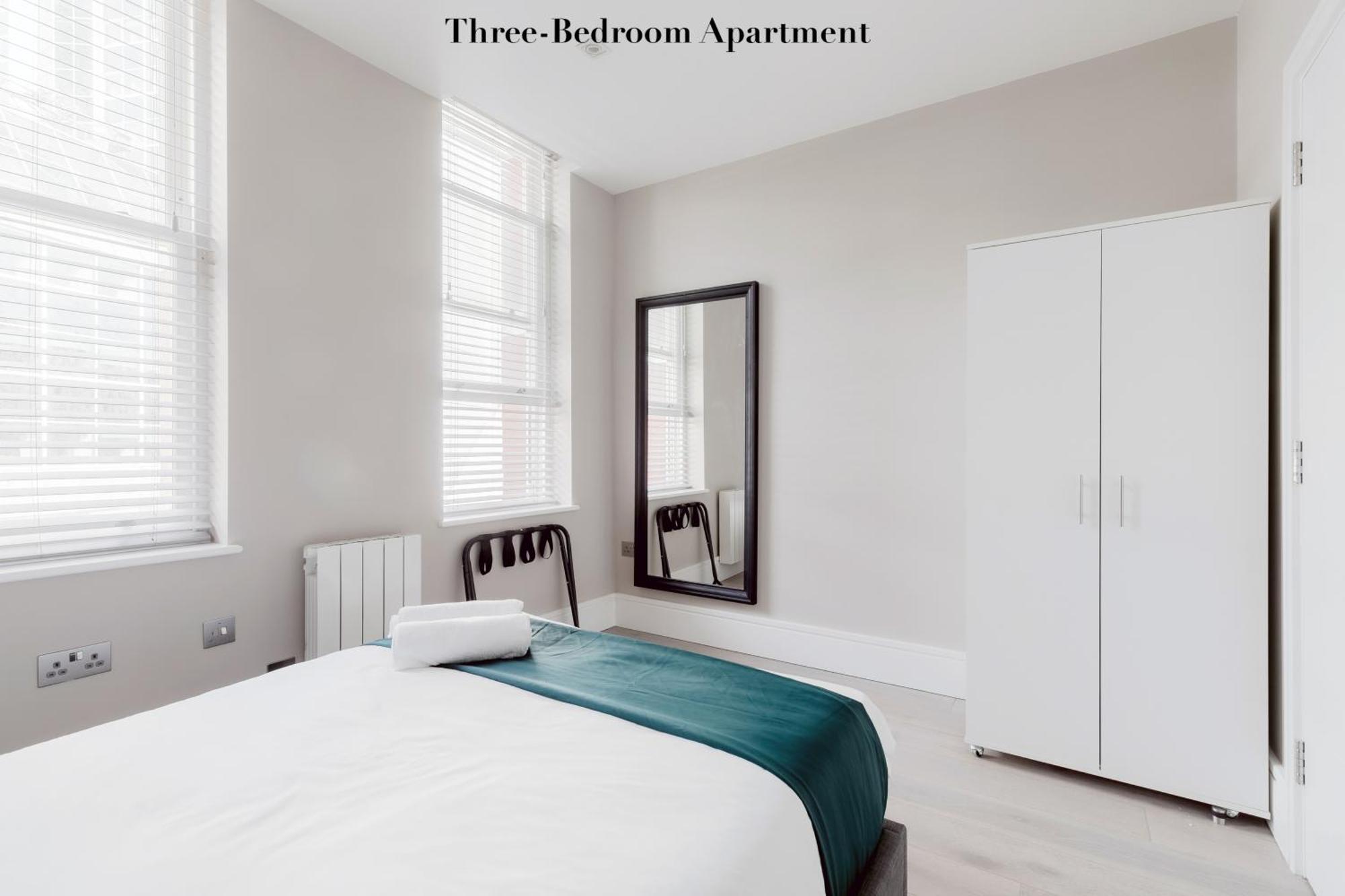 Superb Opposite Edgware Road Station * Londen