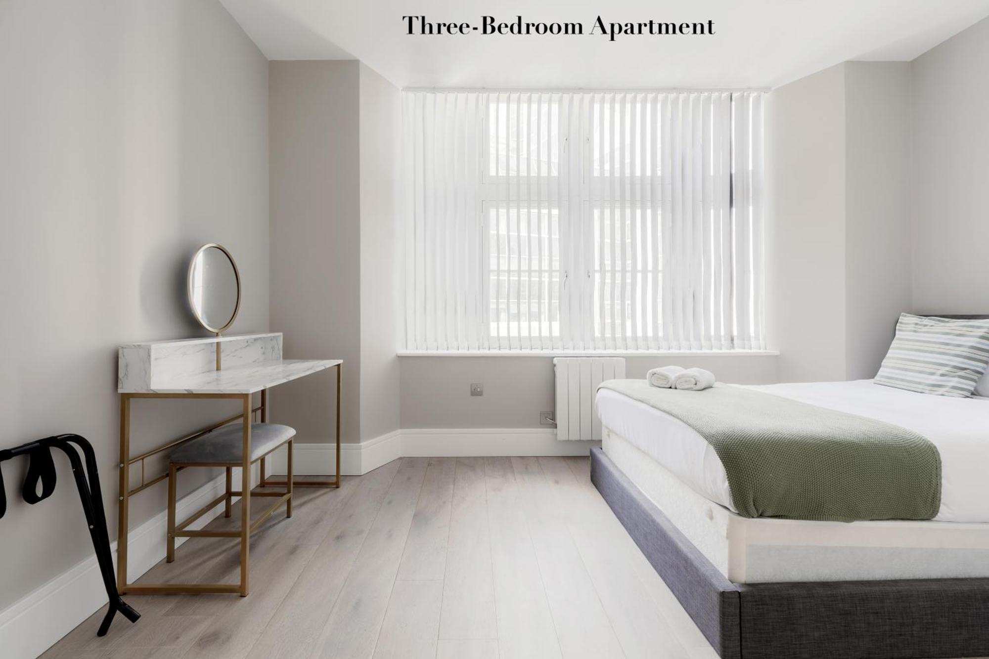 Superb Opposite Edgware Road Station * Londen