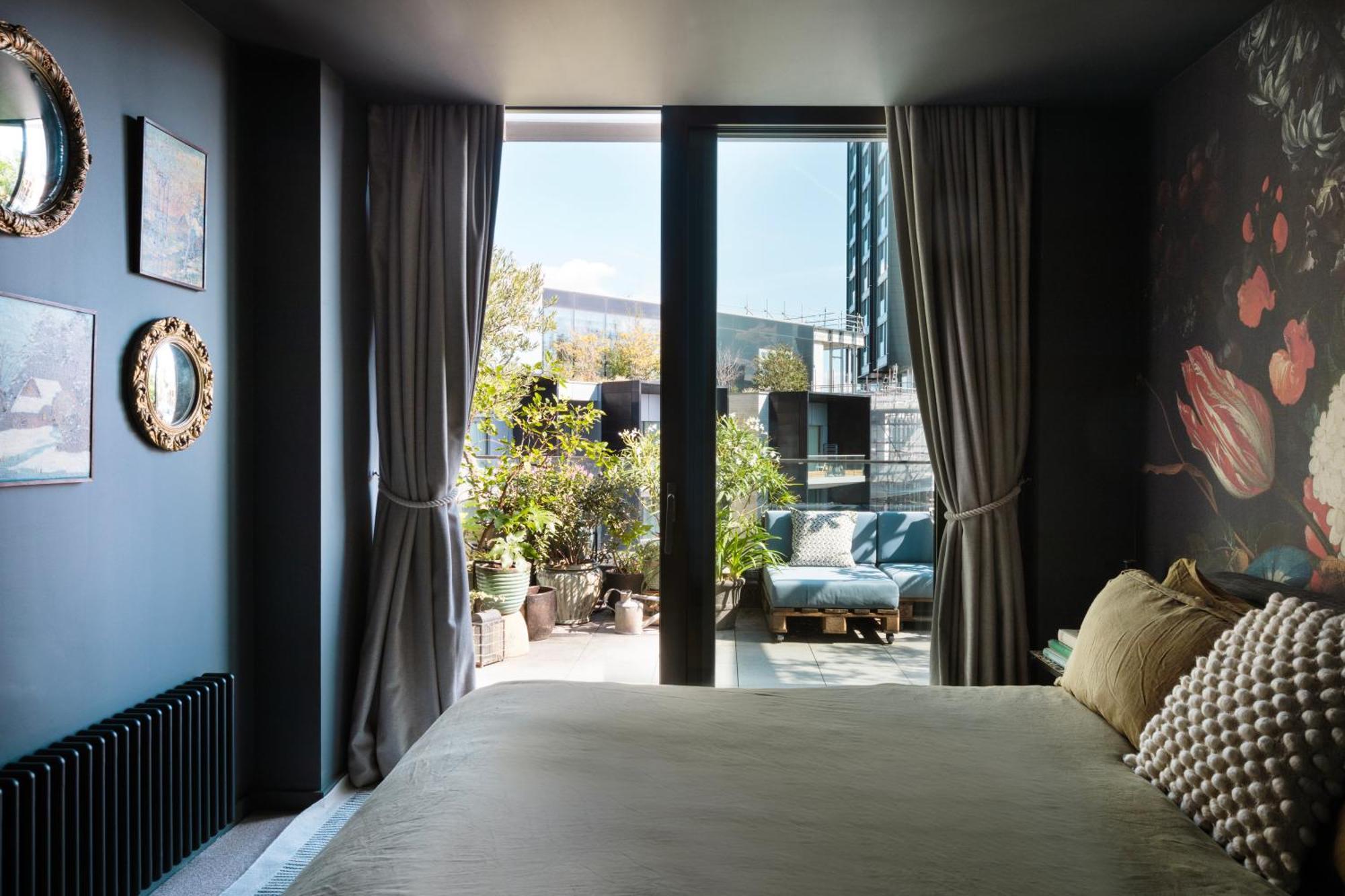 Luxurious Penthouse, Expansive Wrap-around Terrace Apartment *