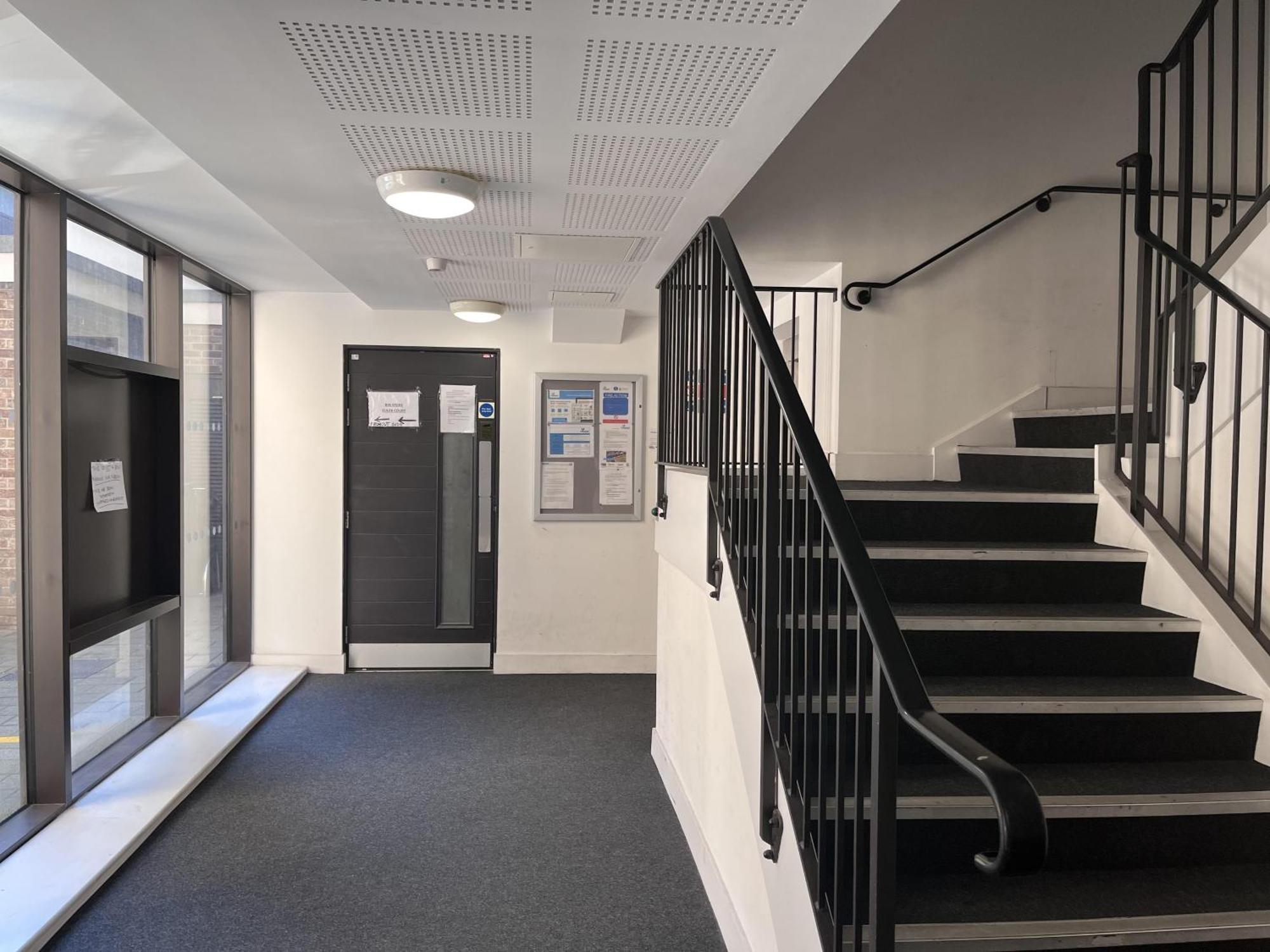 Lovely Charming 2-bedroom In Bow Apartment
