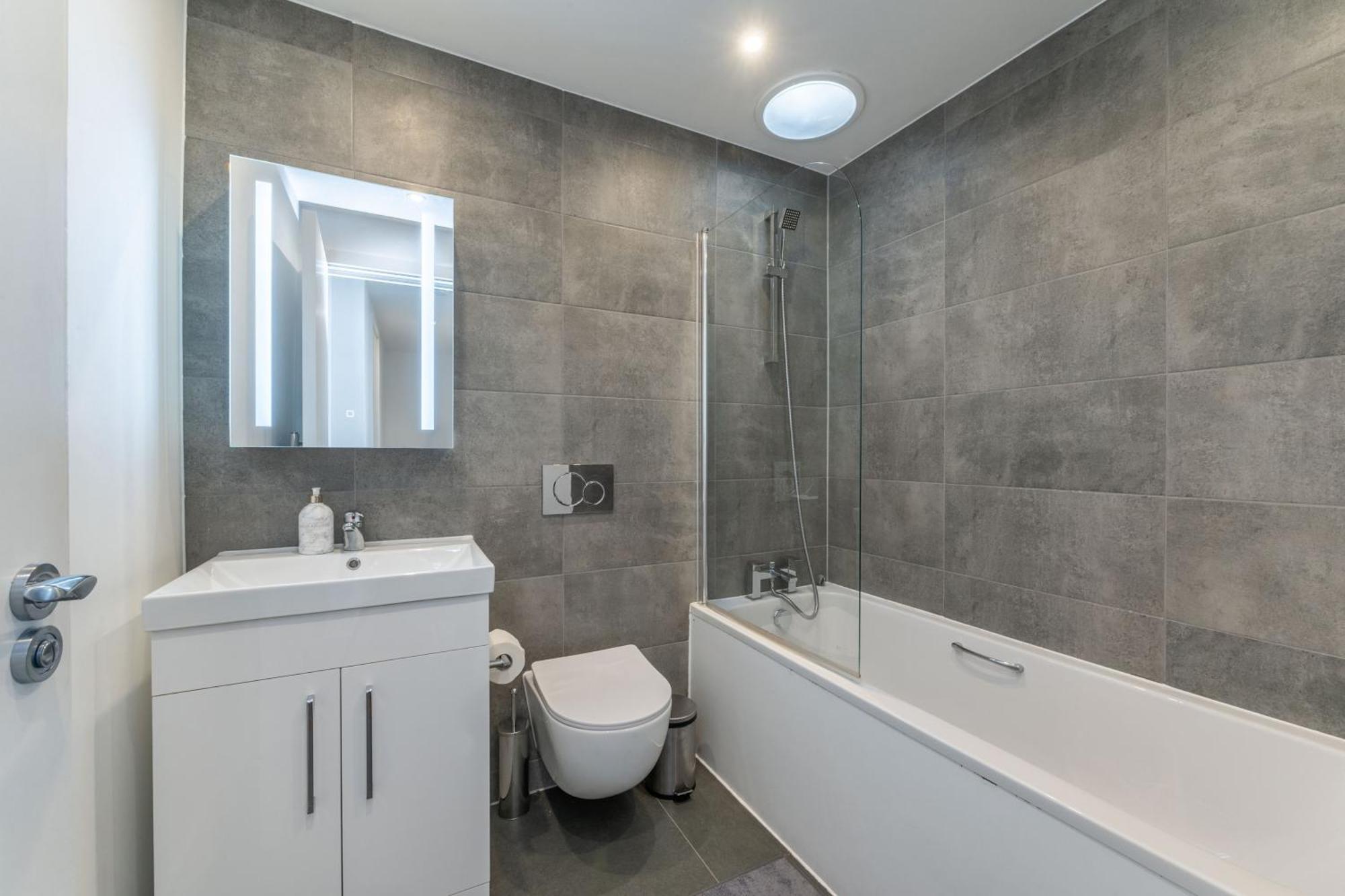 Modern - 2 Bedrooms 2 Bath - Battersea, Vauxhall & Nine Elms Station *