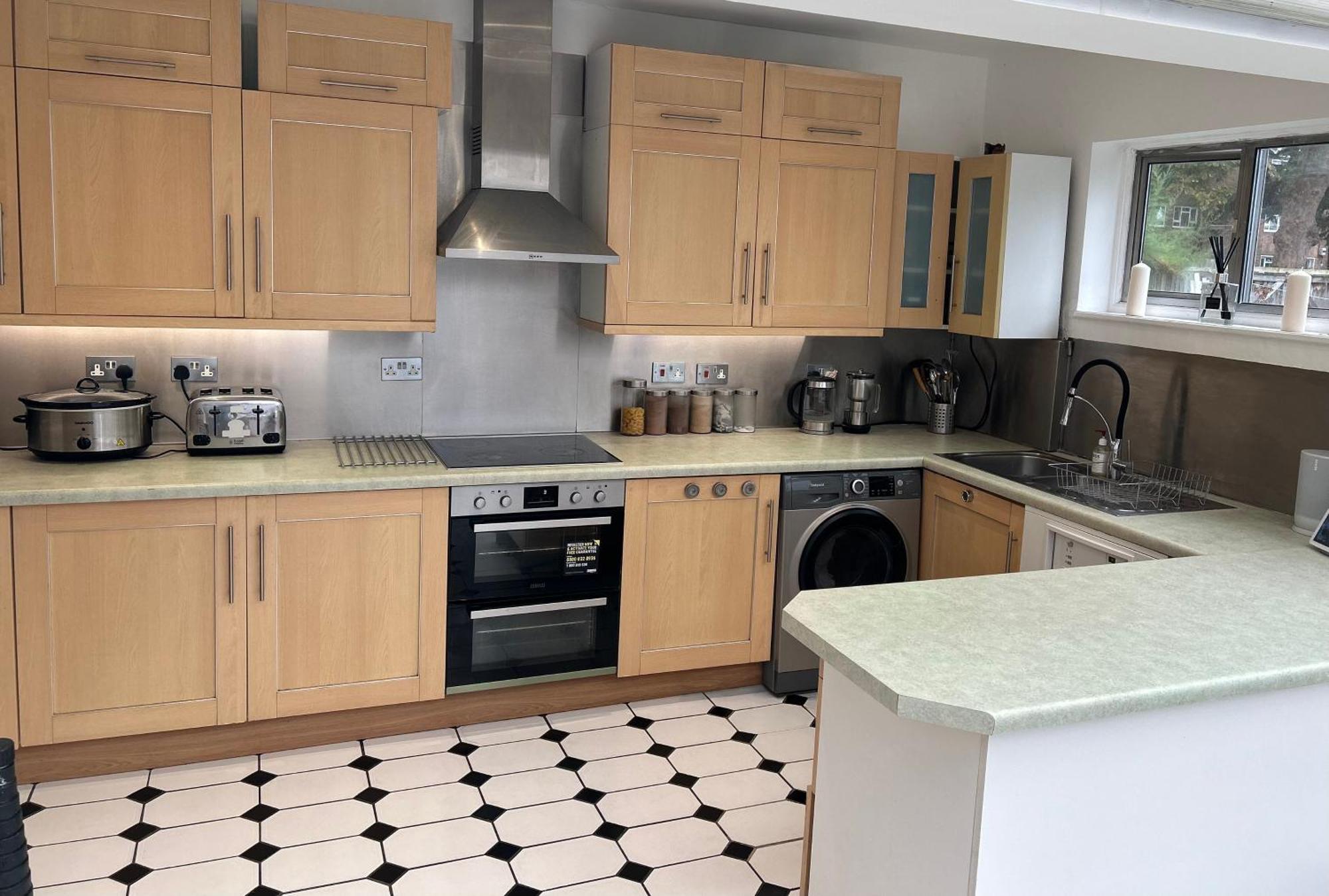 Holiday home Great 5-bedroom House In Thornton Road Sleeps 14+ London