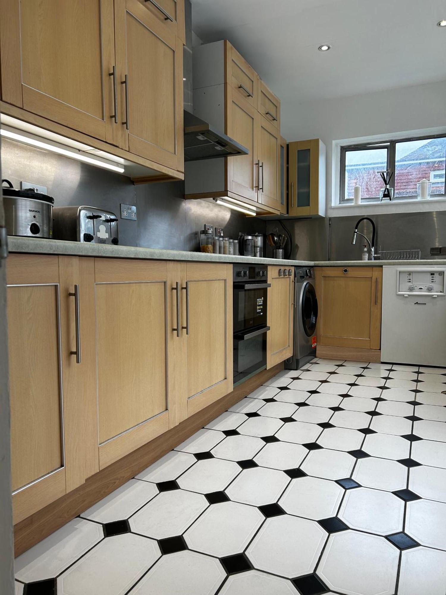 Great 5-bedroom House In Thornton Road Sleeps 14+ * London
