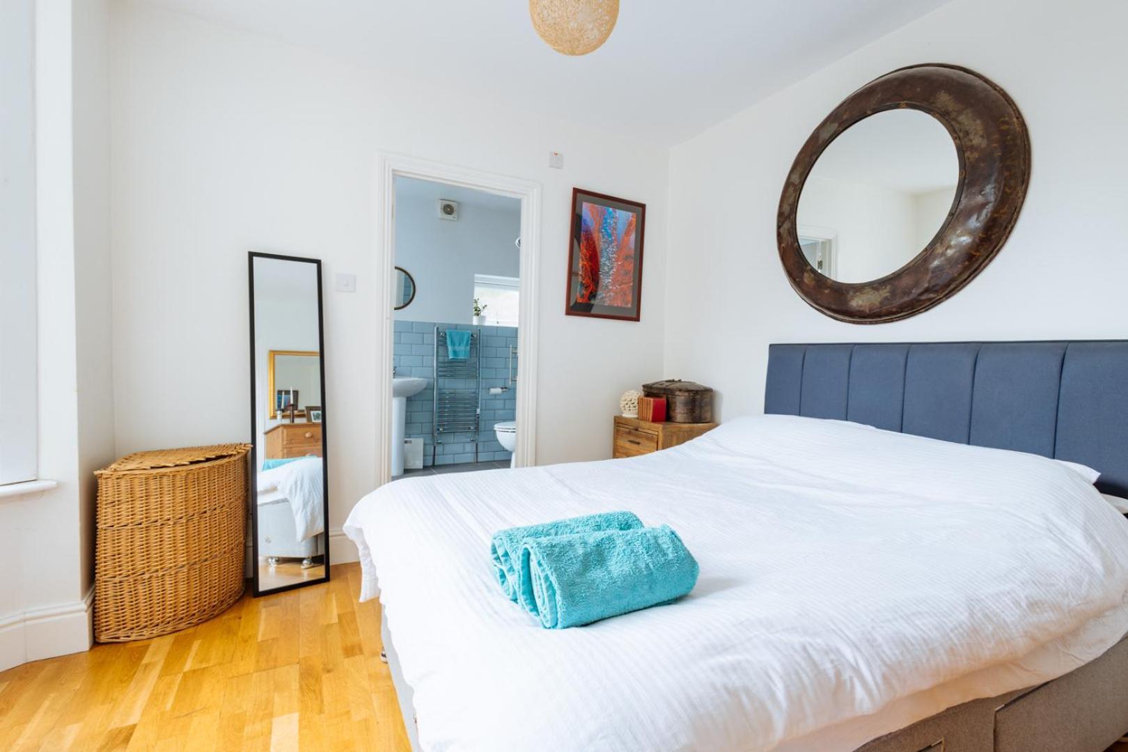 Apartment Unique Private W/ Easy Access To *