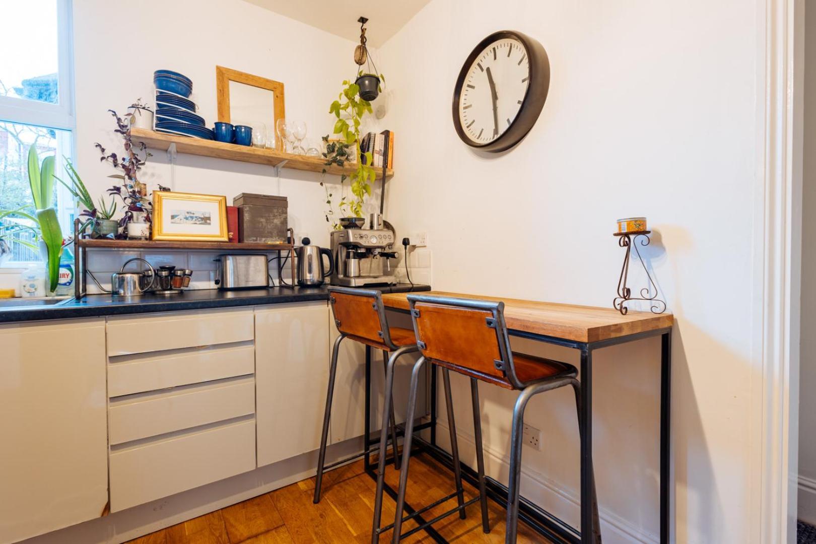 Unique Private W/ Easy Access To Apartment *