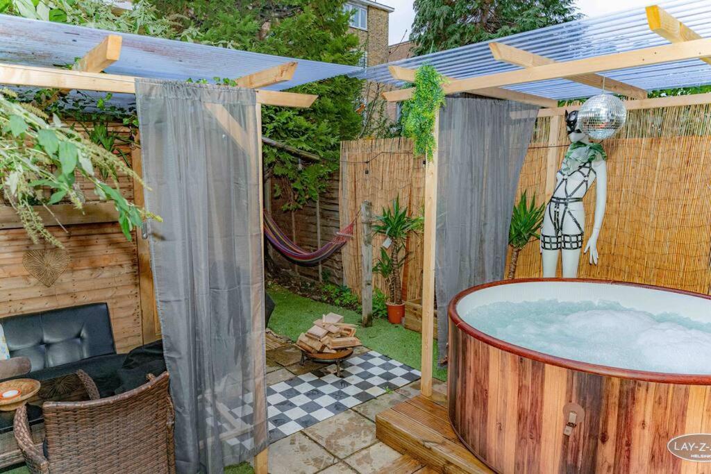Apartment Unique W/garden Hot Tub, Sauna & Cinema London