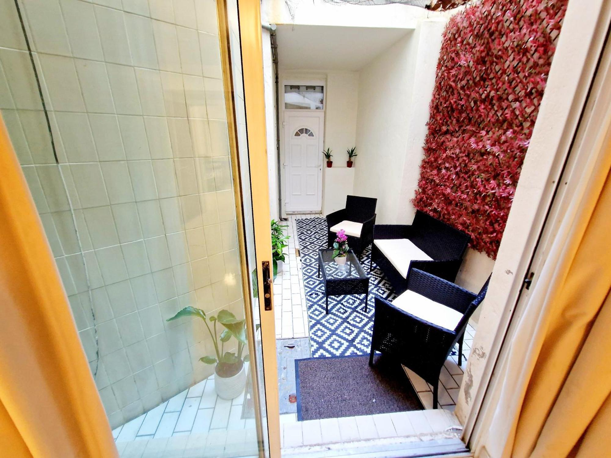 Modern Hyde Park With Private Entrance & Private Back Patio Near Bayswater & Paddington Stations Appartement Londen