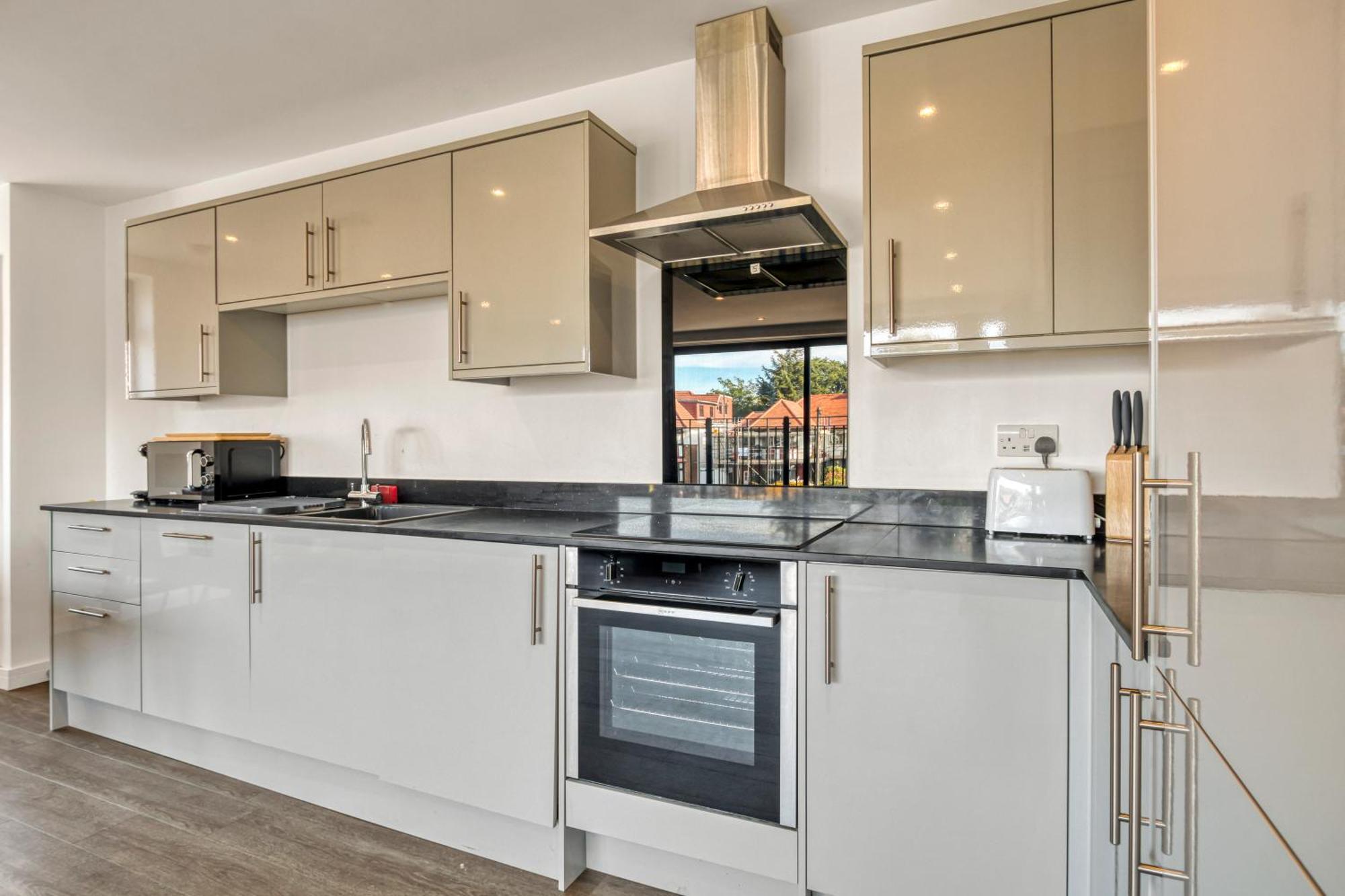 Modern Penthouse In Wembley Apartment